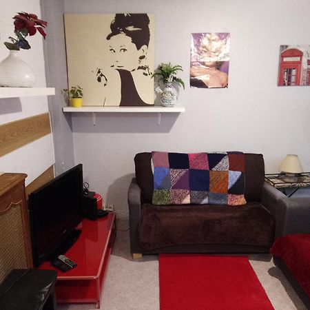 Guesthouse Familial Pour 2,3,4 Personnes De 44M2- Accessible Handic -Rez De Chaussee-Vues Sur Rue Et Patio Prive - Sejour, Chambre Separee-Cuisine,Salle De Bain,Lit Double Et Canape-Lit 2Pers-Entree De La Rue Berzelius-5 Minutes Du Metro Brochant-Lig Paris Bagian luar foto