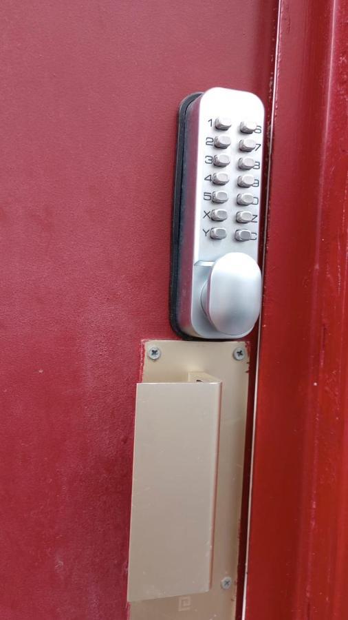 Guesthouse Familial Pour 2,3,4 Personnes De 44M2- Accessible Handic -Rez De Chaussee-Vues Sur Rue Et Patio Prive - Sejour, Chambre Separee-Cuisine,Salle De Bain,Lit Double Et Canape-Lit 2Pers-Entree De La Rue Berzelius-5 Minutes Du Metro Brochant-Lig Paris Bagian luar foto