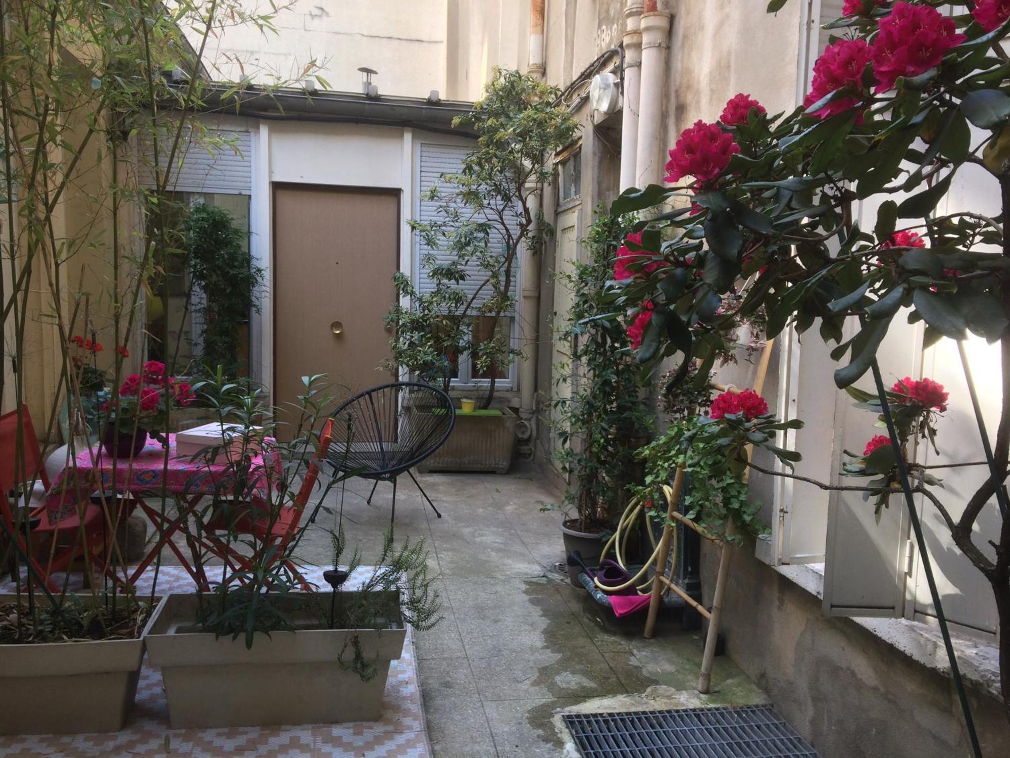 Guesthouse Familial Pour 2,3,4 Personnes De 44M2- Accessible Handic -Rez De Chaussee-Vues Sur Rue Et Patio Prive - Sejour, Chambre Separee-Cuisine,Salle De Bain,Lit Double Et Canape-Lit 2Pers-Entree De La Rue Berzelius-5 Minutes Du Metro Brochant-Lig Paris Bagian luar foto